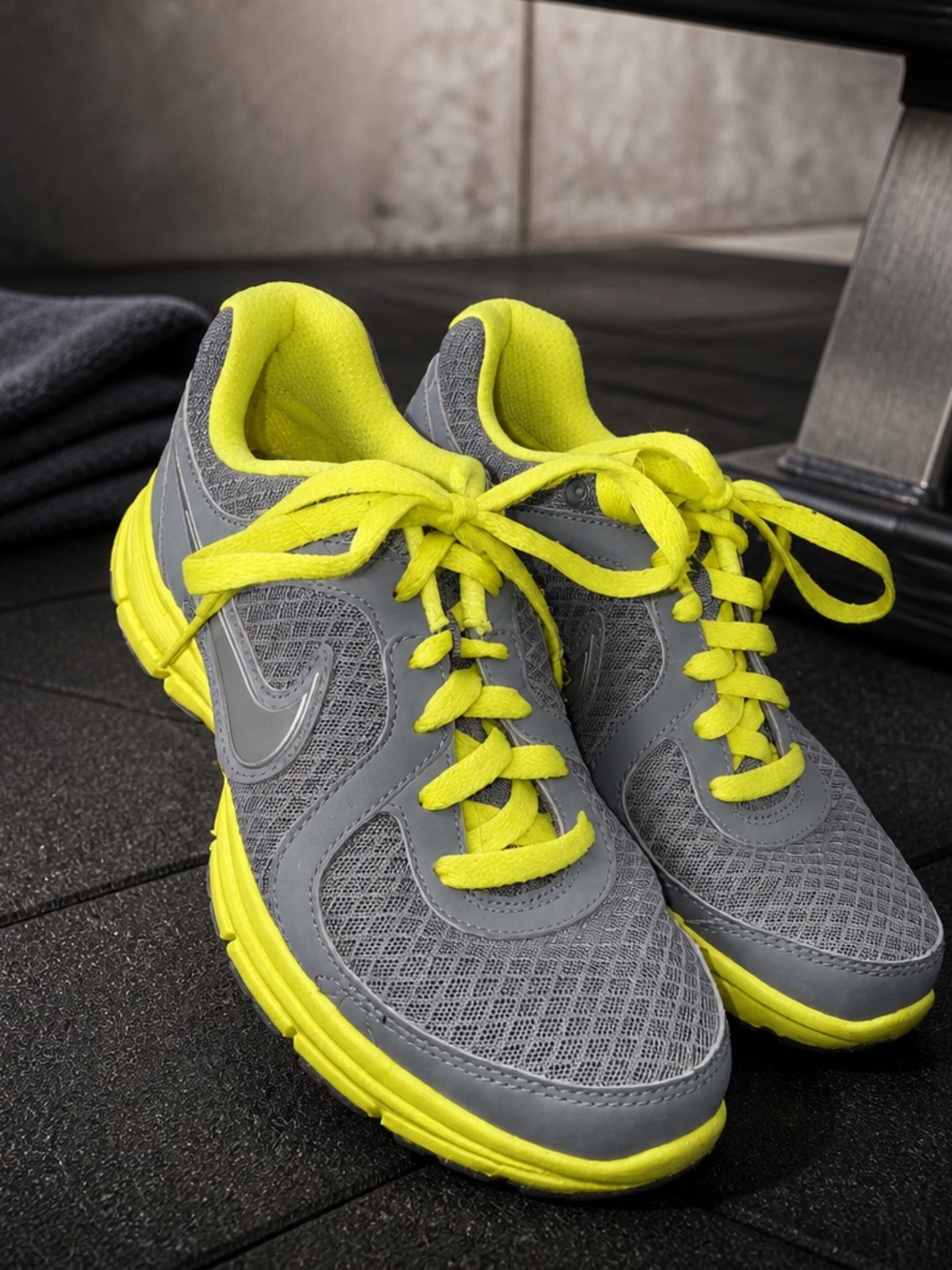 Nike Air Relentless 2 Women's Gray and Neon Yellow Athletic Running Shoes
